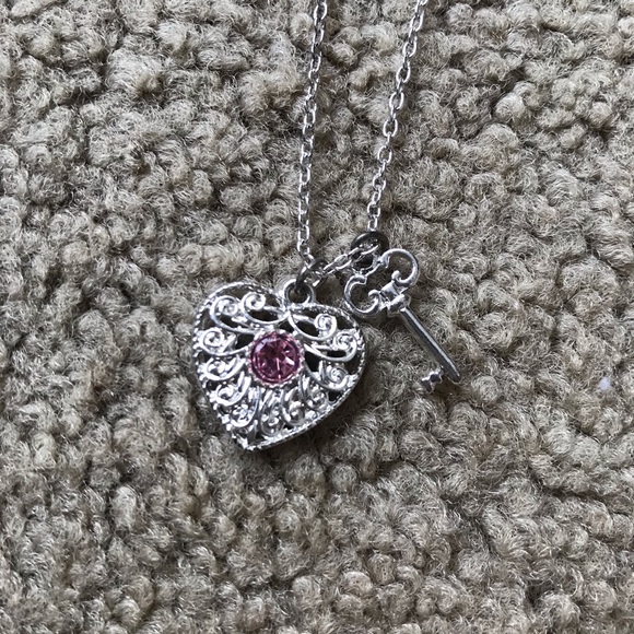 Heart & Key Necklace - Picture 4 of 6